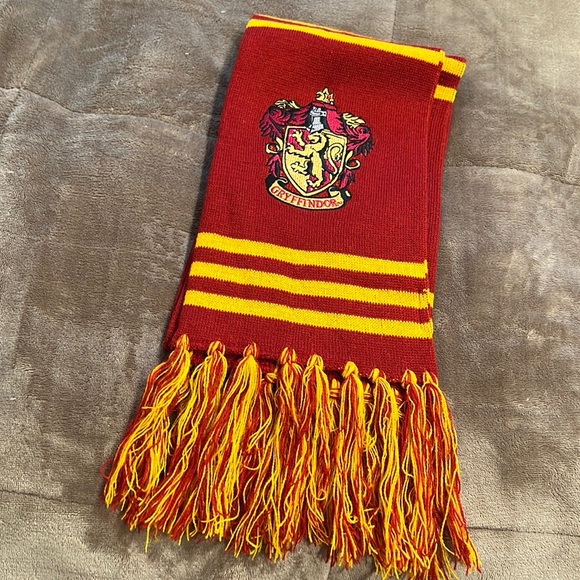 Harry Potter Gryffindor scarf from the wizarding world of Harry Potter - Picture 1 of 5